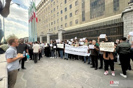 تجمع دانشجویان علوم پزشکی دانشگاه آزاد مقابل مجلس در اعتراض به افزایش شهریه