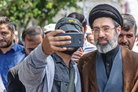 مخالفت قاطع آیت الله خامنه ای با جانشینی هریک از فرزندانش