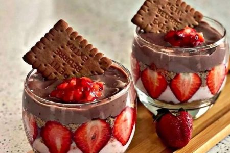 طرز تهیه دسر توت فرنگی شکلاتی دسر خوشمزه بهاری