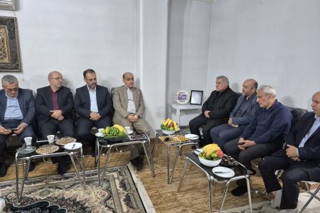 حضور استاندار گیلان در منزل مادر شهیدان ربانی و عرض تسلیت به خانواده