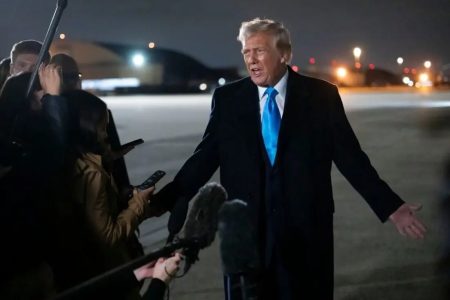 ترامپ: به هر آمریکایی ۲۰۰۰ دلار از عایدات تعرفه های گمرکی پرداخت می کنیم | افرادی که درآمد‌های بسیار بالا دارند این مبلغ را دریافت نمی کنند